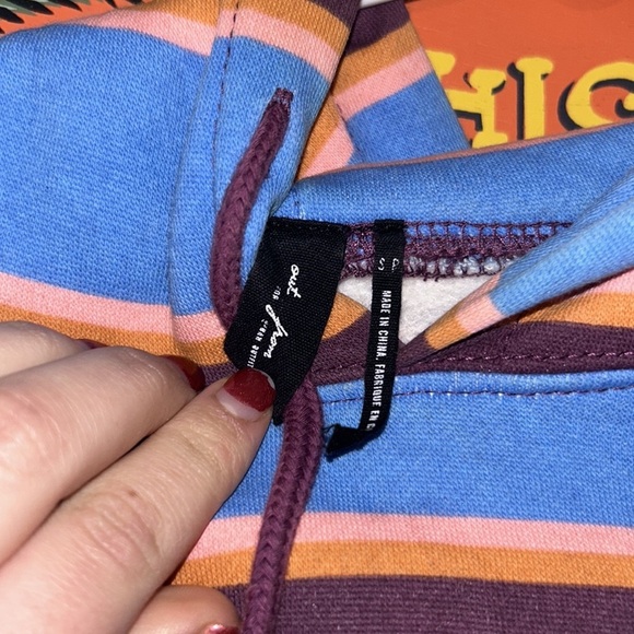 URBAN OUTFITTERS VINTAGE STYLE CROPPED HOODED SWEATER - Picture 8 of 11